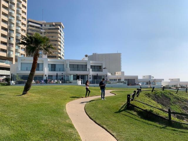 Beachfront Condo W Pools Steps To Beach & Mins To Dt 로사리토 외부 사진